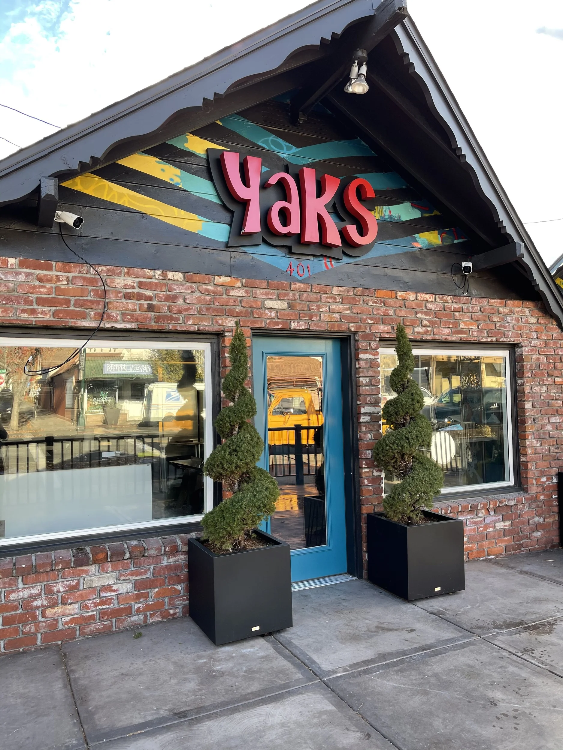 Storefront of Yaks Shack in Mount Shasta